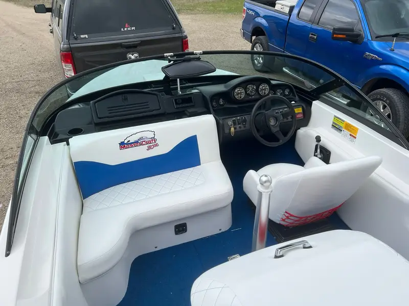 MasterCraft cockpit with a white and blue corner seat, white driver's seat and blue carpet