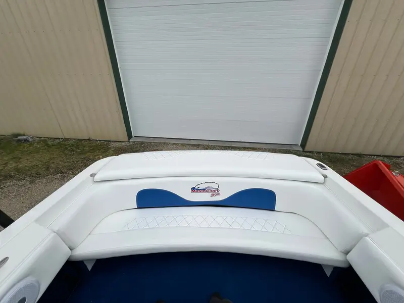 Rear bench with a blue backrest panel, logo and diamond-stitched seat